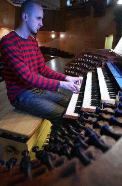 ENSAYO. Oyarzabal, ante el «fastuoso» órgano. / JORDI ALEMANY./