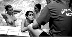 DISCREPANCIA. Un grupo de jóvenes discuten con el monitor de una piscina sueca tras tomar un baño sin la parte superior del bikini. / EL CORREO/