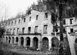 DETERIORO. Imagen del exterior del balneario de Urberuaga de Markina. / MAIKA SALGUERO/