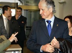 PRESENTE. Atutxa asistió al juicio acompañado de Kontxi Bilbao y la actual presidenta del Parlamento vasco. / EFE/