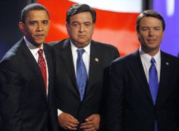 DEMÓCRATAS. Richardson, flanqueado por Obama y Edwards, tras un debate electoral. / REUTERS/