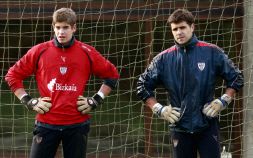RESIGNADOS. Aranzubia y Raúl Fernández, ayer en el entrenamiento en Lezama. / MITXEL ATRIO/