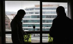 A EXAMEN. Técnicos de la Universidad Pública de Navarra realizan mediciones en una ventana asomada a Sabino Arana. / MAITE BARTOLOMÉ/