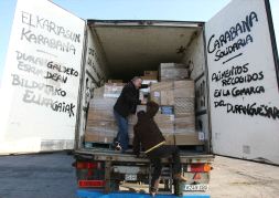 Uno de los trailers integrantes de la caravana muestra su contenido antes de partir. / LUIS ÁNGEL GÓMEZ/