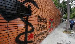 Pintadas a favor de ETA en la Embajada en Caracas. / EFE/