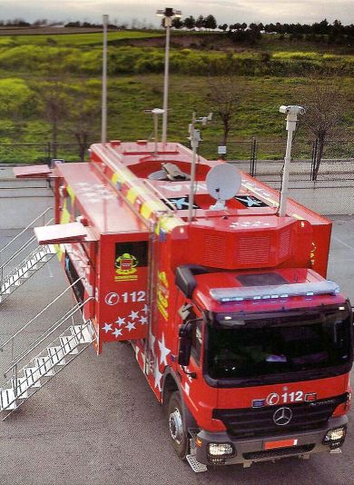 COMUNICACIONES. Entramado de antenas del vehículo de la Comunidad de Madrid. / E. C./