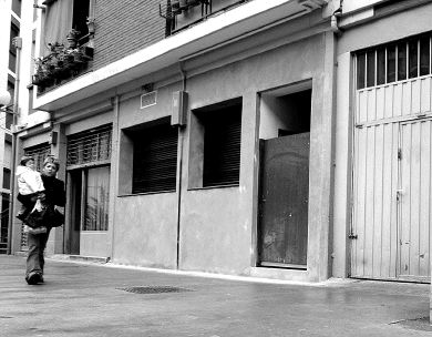 A RAS DE SUELO. Una lonja convertida en vivienda en la calle Ongarai. /JULIO CALLEJA/