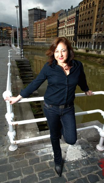 La actriz madrileña, junto a la Ría de Bilbao. / JORDI ALEMANY/