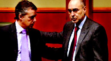 El presidente del PNV, Iñigo Urkullu, se saluda con el socialista Rodolfo Ares en los escaños del Parlamento vasco. / IGOR AIZPURU/