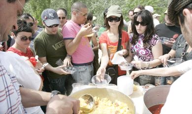 DEGUSTACIÓN. Las patatas con chorizo fueron un éxito./