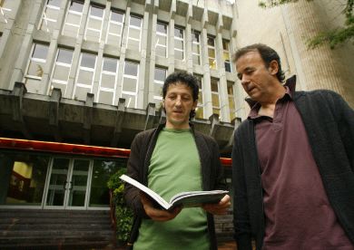 EXHAUSTIVOS. Fernández de Pinedo y Otsoa de Alda, han investigado cinco años. / J. ANDRADE/