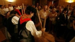 jornada festiva. La txalaparta precedió ayer al acto institucional. / fernando gómez/
