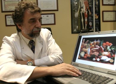 EN SU CONSULTA. El doctor Escribano colaborará esta pretemporada con el Athletic. / EL CORREO/