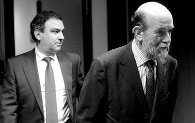 BILBAO. José Guillermo Zubia, acompañado por Eduardo Arechaga. / IGNACIO PÉREZ/
