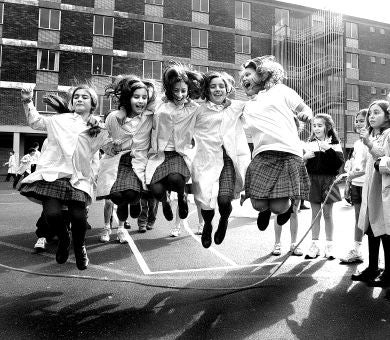 A SU AIRE. Varias alumnas del Colegio Francés se organizan cada día para saltar a la comba y divertirse entre clase y clase. / REPORTAJE FOTOGRÁFICO: LUIS ÁNGEL GÓMEZ/