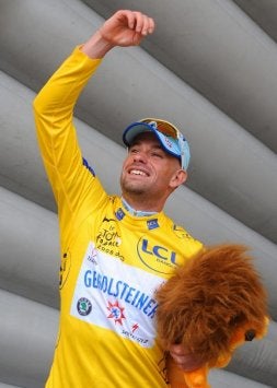 Schumacher celebra la victoria y el maillot amarillo en el podio del Tour. / AP/