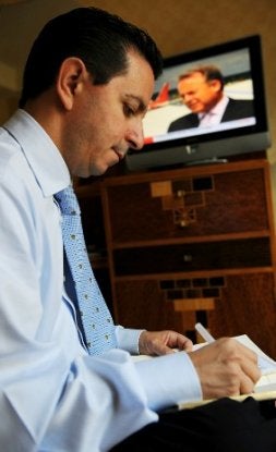 Izurieta sigue sin pausa la actualidad internacional. / I. PÉREZ/