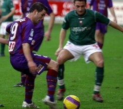 Yagüe, a la izquierda, en un partido anterior. / JULIO CALLEJA/