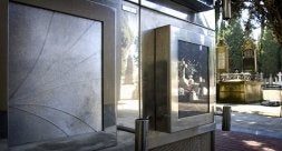 El Ayuntamiento de Logroño dispone de dos espacios a modo de buzón para depositar las cenizas de indigentes fallecidos. / RAFAEL LAFUENTE/