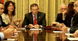 Ibarretxe y su equipo, durante la reunión mantenida la semana pasada tras la decisión del Constitucional. / I. AIZPURU/