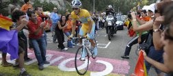 Alberto Contador recibe el apoyo de los aficionados en la ascensión a Navacerrada. / EFE/