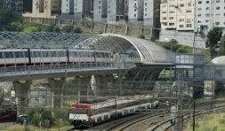 Vista de la estación del metro de Urbinaga, en Sestao, junto a la vía de Renfe. / E. C./