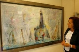 La galerista observa una pieza de Jesús Coyto. / J. ANDRADE/