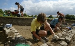 Arqueólogos excavan en el yacimiento de Iruña-Veleia, situado en Nanclares de la Oca. / EL CORREO/