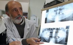 Francisco Etxeberria, doctor en Medicina Legal, imparte una clase en el campus universitario de San Sebastián. / MIKEL FRAILE/