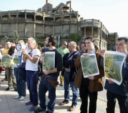 Los manifestantes, junto a las galerías./