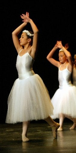 Alumnas de Eva, durante la actuación./