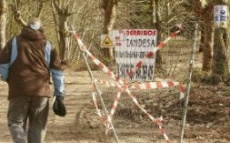 Trabajos de explanación de terrenos en Zaballa. / JESÚS ANDRADE/