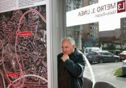 Un vecino se interesa por los planos en la oficina. / MIREYA LÓPEZ/