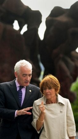 Gabriel Inclán conversa con Gloria Quesada. / EL CORREO/