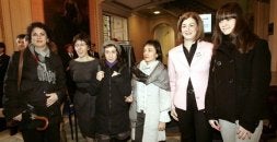Las diputadas Estefanía Beltrán de Heredia, Lorena López de la Calle y Covadonga Solaguren junto a varias participantes. / B. CASTILLO./