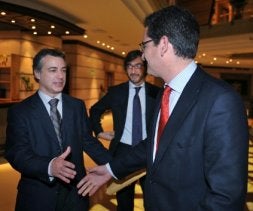 . Urkullu y Basagoiti se saludan en Sabin Etxea en presencia de Iñaki Oyarzábal. / F. GÓMEZ/