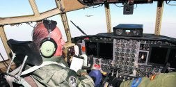 Don Juan Carlos es un apasionado de la aviación. En la imagen, a los mandos de un Hércules en octubre pasado. / EFE/