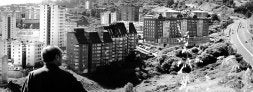 Un hombre observa el barrio bilbaíno desde un alto. / JORDI ALEMANY/