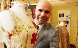 El periodista posa en Getxo junto a un traje de Balenciaga. / P. URRESTI/