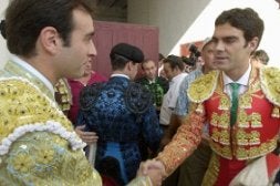 Ponce y Tomás intercambian saludos. / EL CORREO/