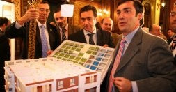 Jabyer Fernández presenta el proyecto de construcción de casas modulares a cargo del grupo Afer, en presencia del diputado general de Vizcaya. / MAIKA SALGUERO/