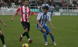 juega el balón ante el futbolista del Athletic Garmendia durante el triangular disputado la pasada semana en Amurrio. / JOSÉ MONTES/