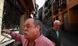 'El Tigre', púgil retirado, junto a la casa natal de López en Coscojales. / BERNARDO CORRAL/