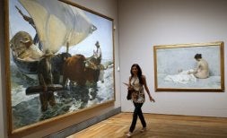 'La vuelta de la pesca' y 'Después del baño', dos de los cuadros expuestos. / EFE/