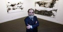Demetrio Navaridas, ante su obra, en la Sala Amós Salvador. / RAFAEL LAFUENTE/