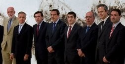 De izda. a dcha., Richard Armstrong, Vidarte, Jon Azua, José Luis Bilbao y Patxi López, entre otros. / E. C./