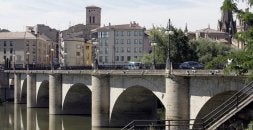 Panorámica del Puente de Piedra captada desde la salida hacia Navarra, con el Casco Antiguo de Logroño al fondo. / RAFAEL LAFUENTE/