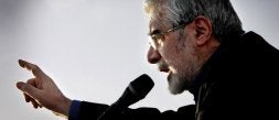 Mir-Husein Mousavi se dirige a sus seguidores durante un acto electoral en el estadio Haydarniya de Teherán. / AFP/