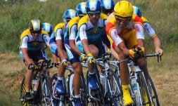 . Alberto Contador tira del grupo en un momento de la crono por equipos de ayer. //