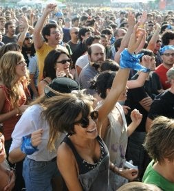 El gentío se lo pasa en grande durante el concierto de Vetusta Morla. / IGNACIO PÉREZ/
